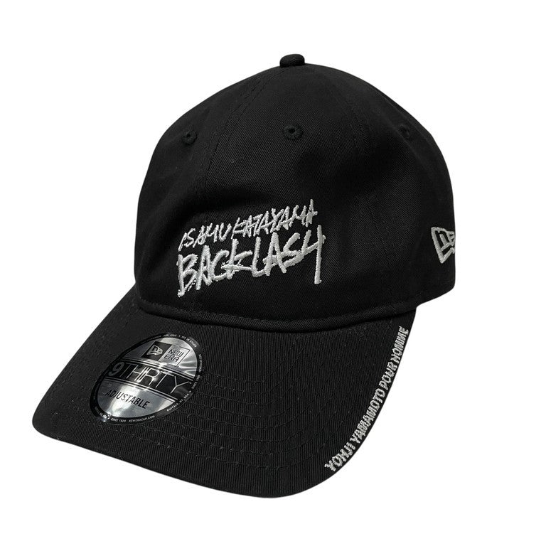 ISAMU KATAYAMA BACKLASH × YOHJI YAMAMOTO × NEW ERA 9THIRTYロゴ刺繡キャップ 帽子 ヘッドウェア イサムカタヤマバックラッシュ ヨウジヤマモトプールオム ニューエラ コラボ メンズ