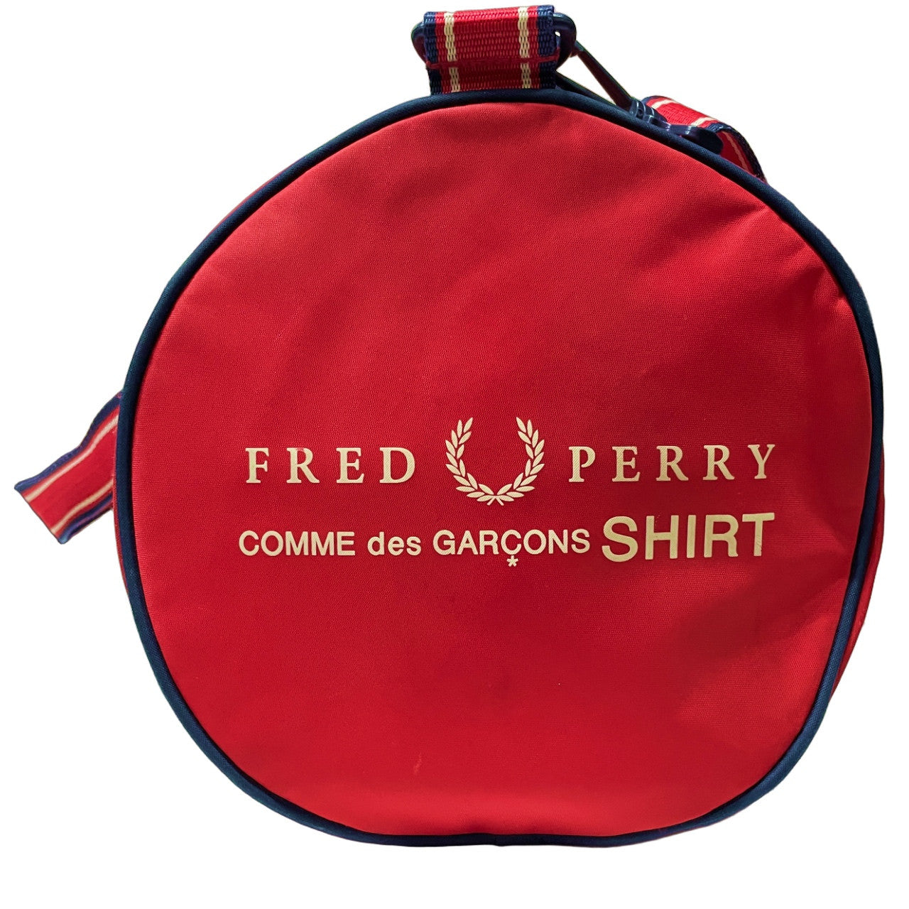 COMME des GARCONS SHIRT × FRED PERRY ロゴプリント円柱型ナイロン2WAYダッフルバッグ ボストン ショルダー 鞄 カバン コラボ コムデギャルソンシャツ フレッドペリー メンズ レディース ユニセックス