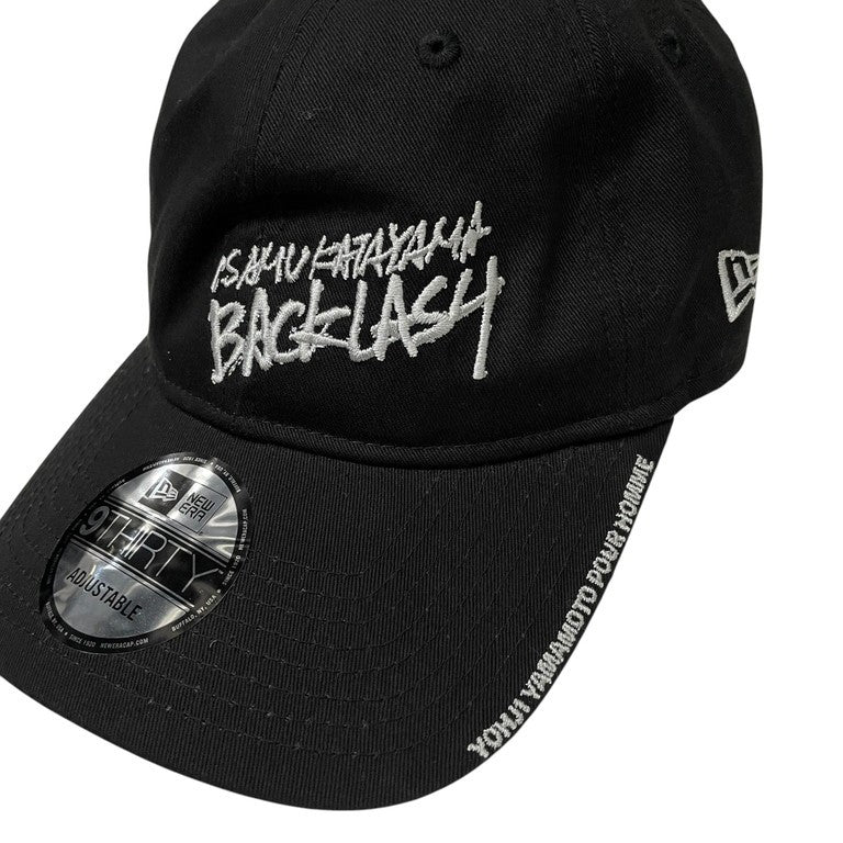 ISAMU KATAYAMA BACKLASH × YOHJI YAMAMOTO × NEW ERA 9THIRTYロゴ刺繡キャップ 帽子 ヘッドウェア イサムカタヤマバックラッシュ ヨウジヤマモトプールオム ニューエラ コラボ メンズ