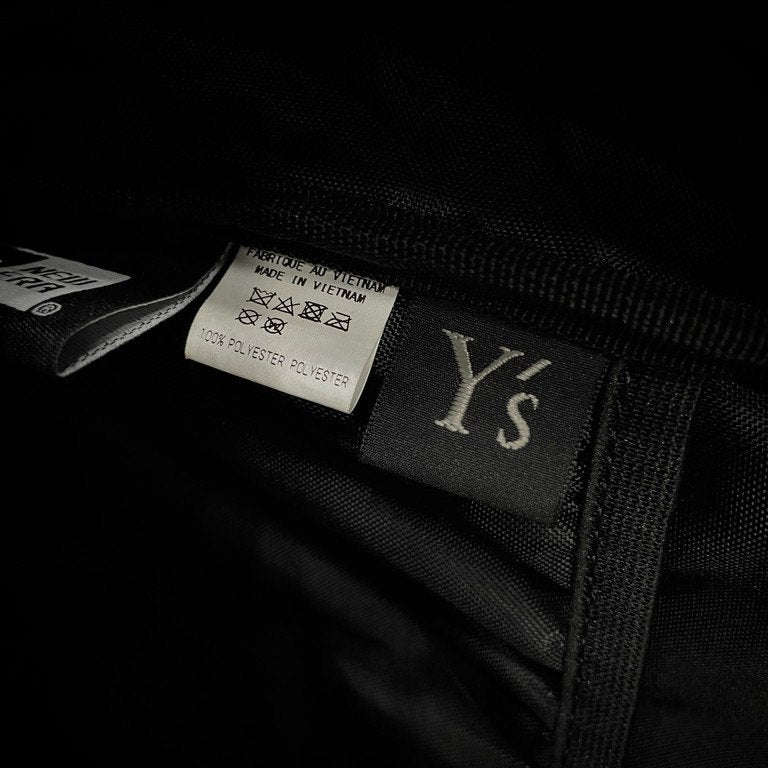 Y's × New Era 24SS LIGHT PACK SMALL ライトパック スモール 18L メタルロゴプレートリュックサック バックパック バッグ 鞄 カバン Yohji Yamamoto ワイズ ヨウジヤマモト ニューエラ メンズ レディース ユニセックス