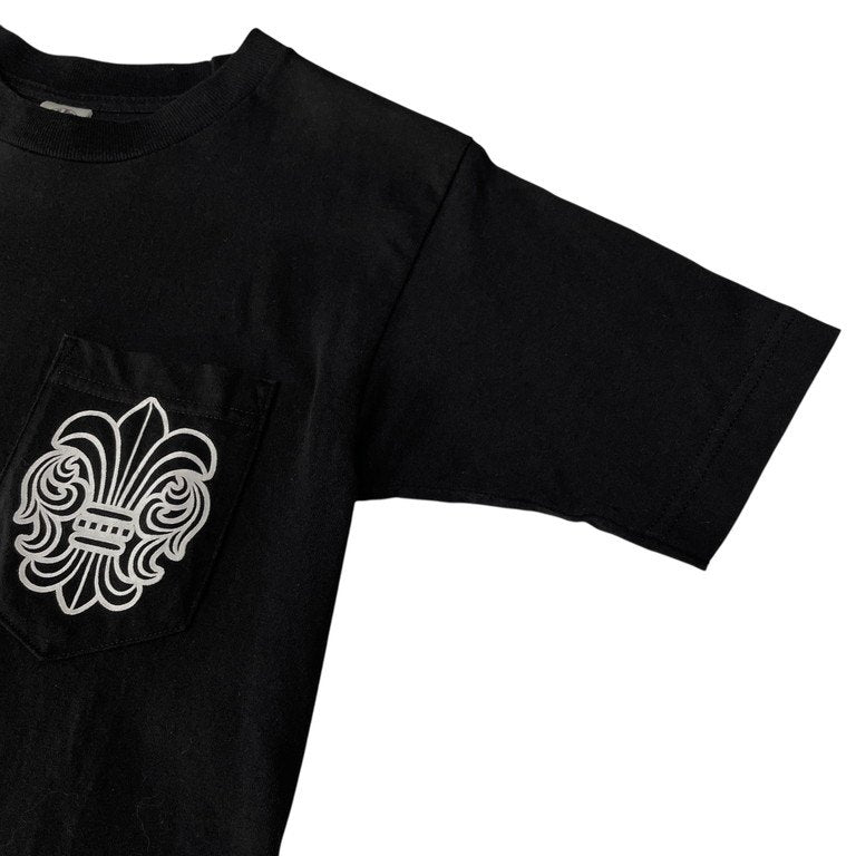 CHROME HEARTS ロゴプリントクルーネックポケットTシャツ Tee T-shirt カットソー スクロールラベル BSフレア CH トップス クロムハーツ メンズ レディース ユニセックス