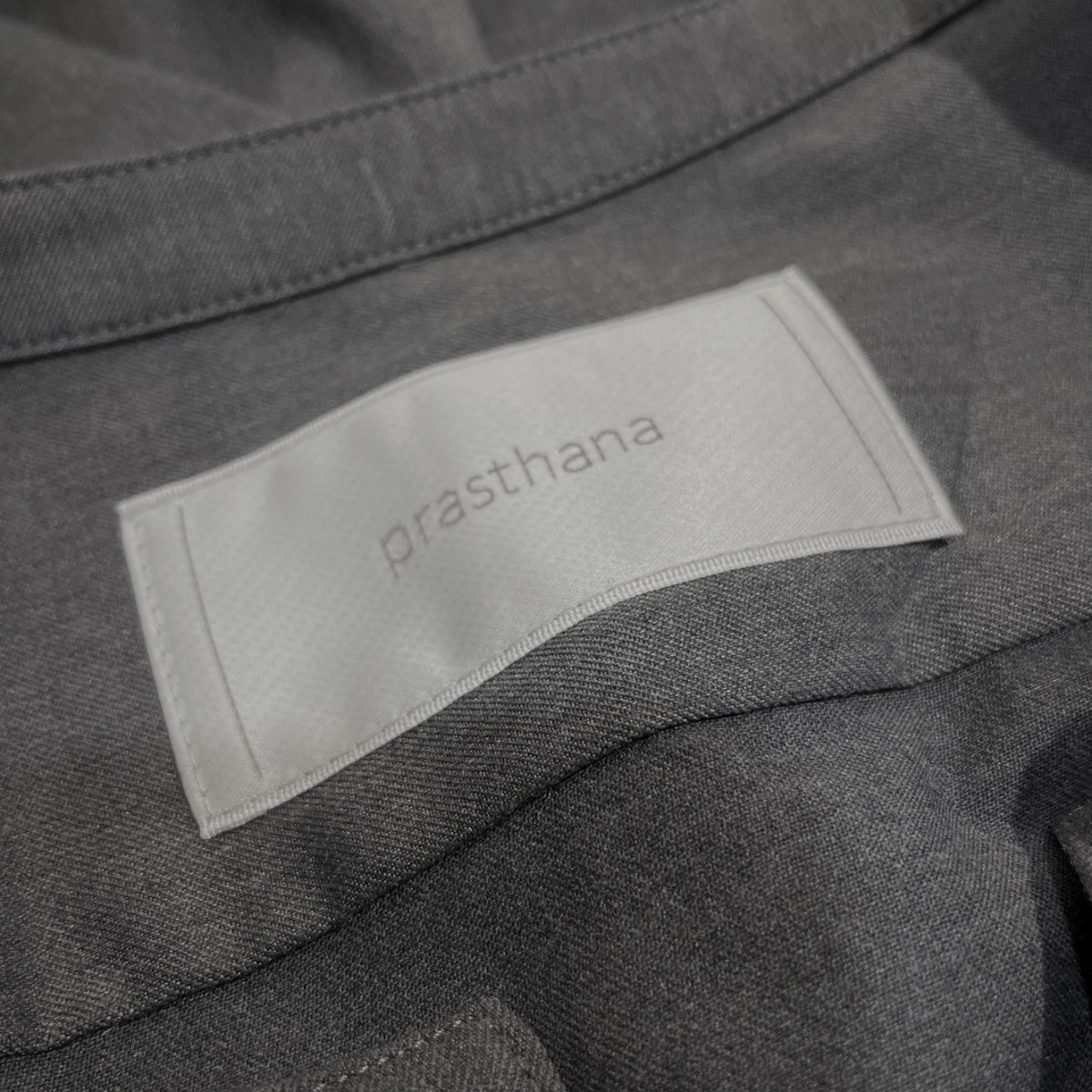 prasthana Lace-up fatigue shirt レースアップファティーグシャツ ポリエステルレーヨンギャバジンノーカラープルオーバーブラウス トップス プラスターナ メンズ