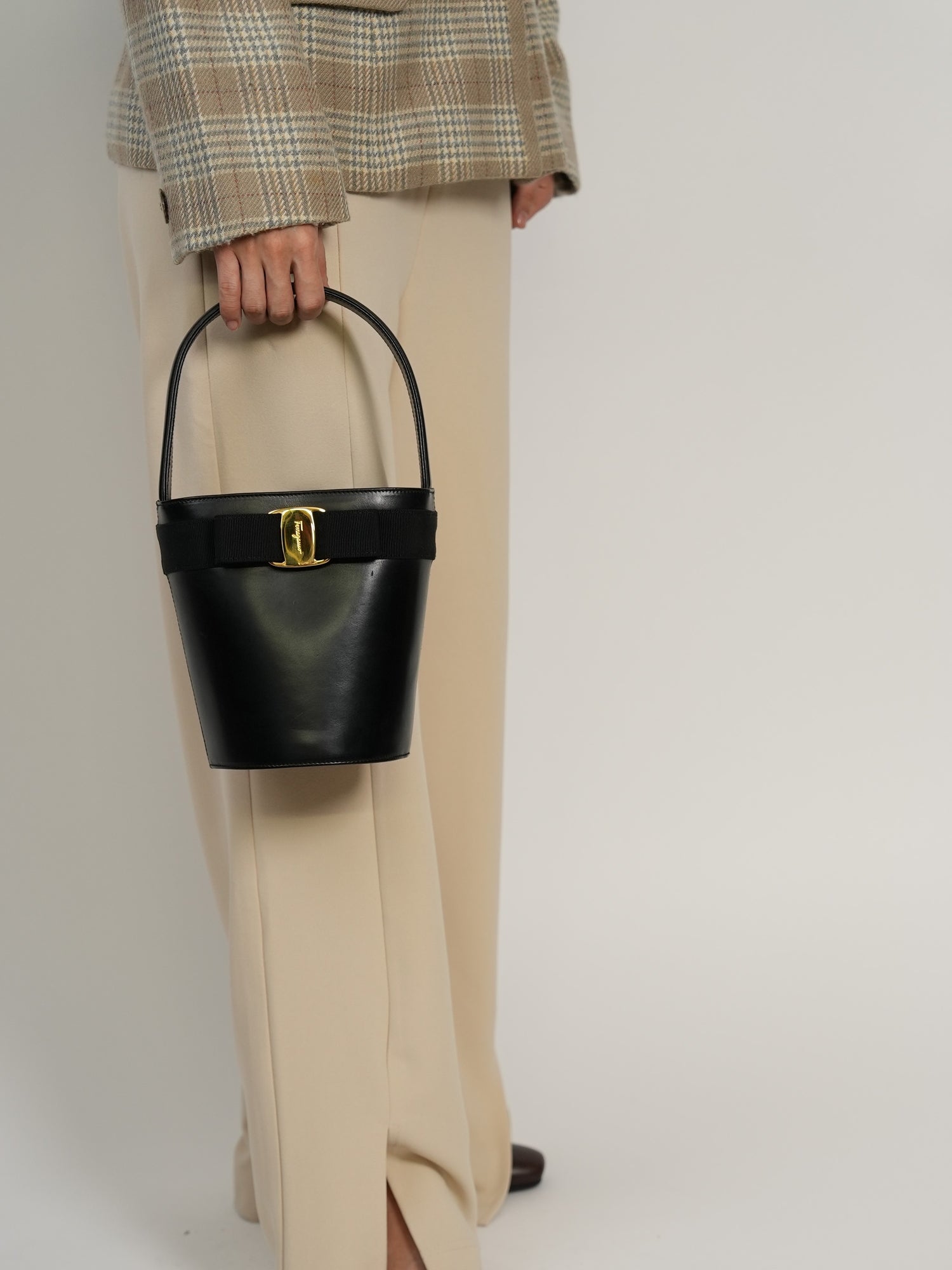 NEXT51｜CHER｜Salvatore Ferragamo ヴァラ バケツバッグ 