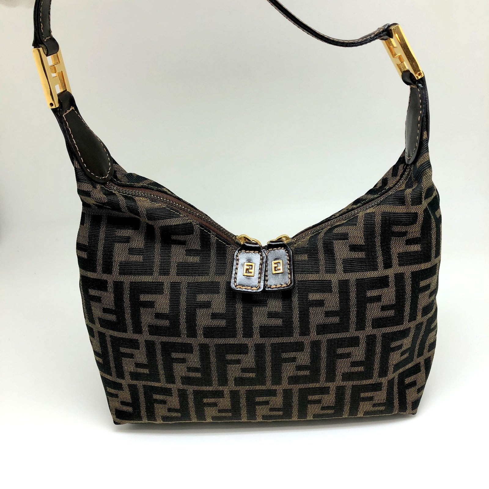 FENDI V字ファスナーショルダーバッグ ズッカ柄