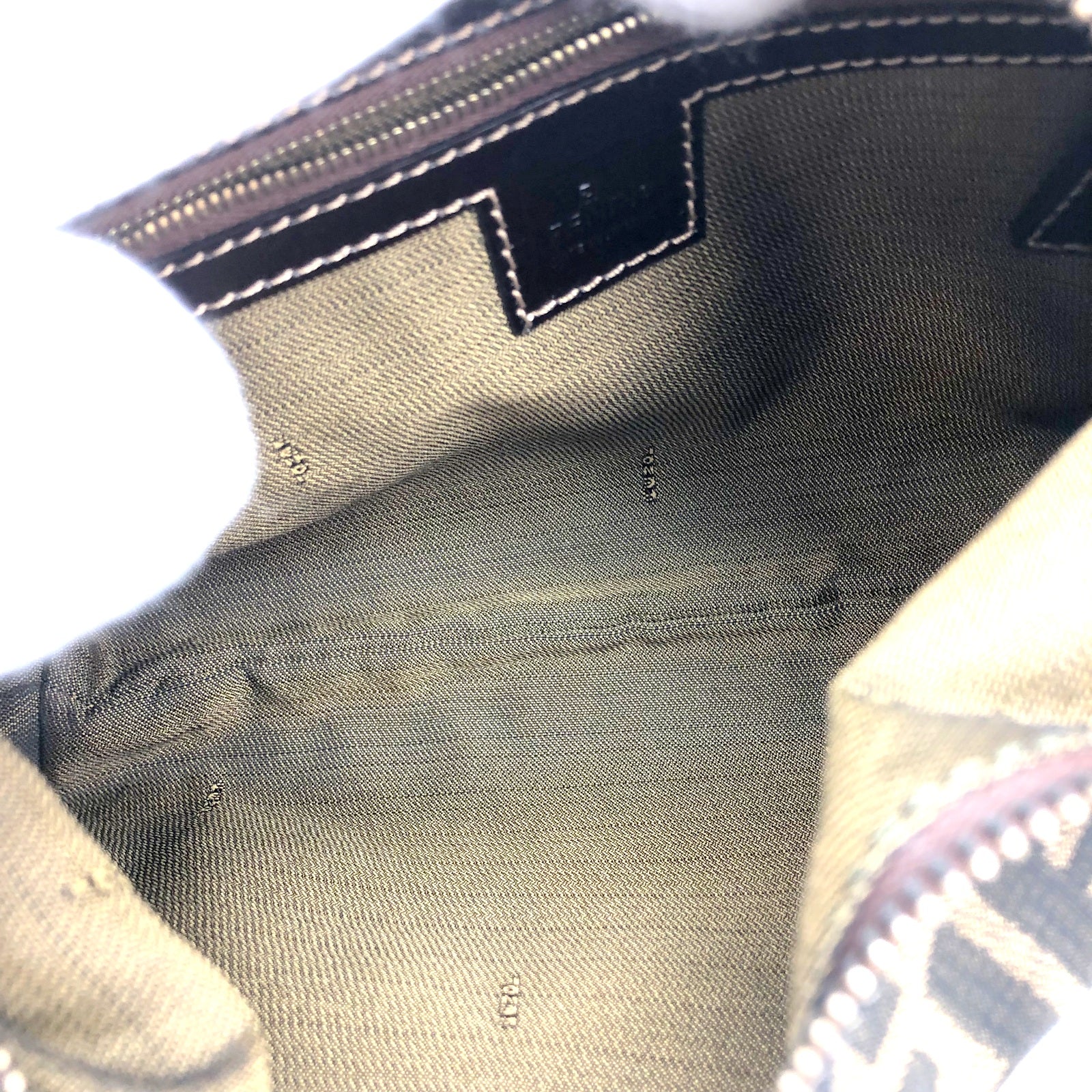 FENDI V字ファスナーショルダーバッグ ズッカ柄