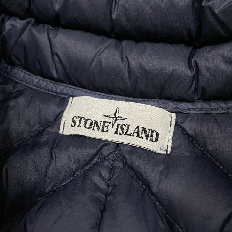 STONE ISLAND GARMENT DYED MICRO YARN DOWN VEST ナイロン製品染めスタンドカラーダウンベスト ノースリーブ ジャケット ブルゾン コート アウター 中綿 ストーンアイランド メンズ
