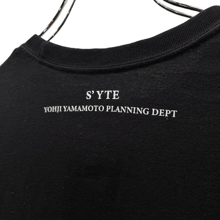 S'YTE Yohji Yamamoto ボーンフラワーメッセージプリントクルーネックカットソー Tシャツ Tee T-shirt 半袖 KUME.JP 久米繊維工業 トップス サイト ヨウジヤマモト メンズ レディース ユニセックス