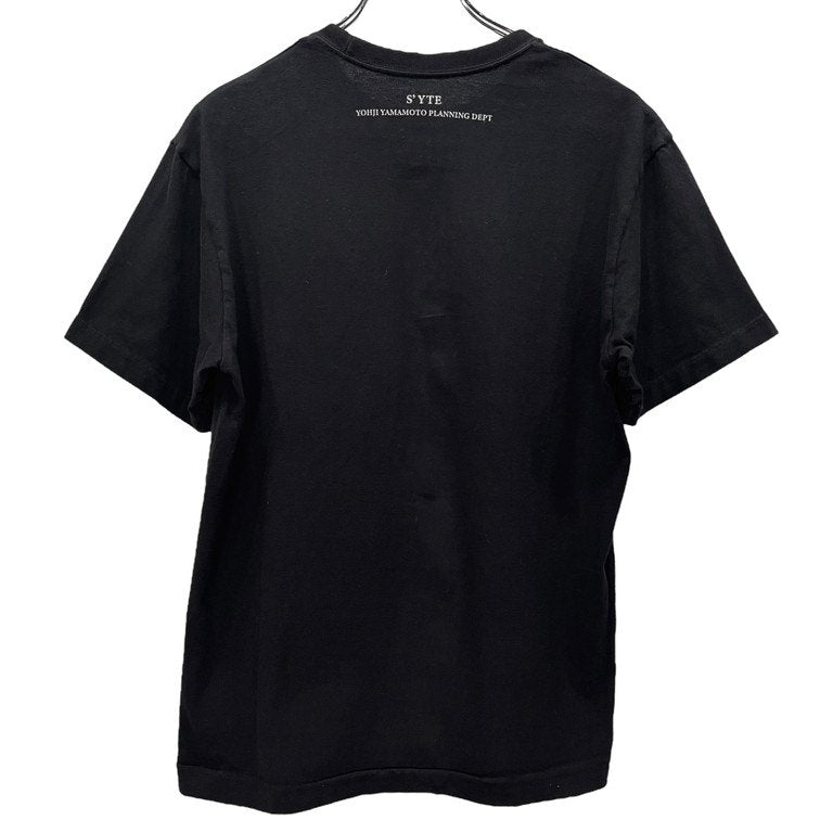 S'YTE Yohji Yamamoto ボーンフラワーメッセージプリントクルーネックカットソー Tシャツ Tee T-shirt 半袖 KUME.JP 久米繊維工業 トップス サイト ヨウジヤマモト メンズ レディース ユニセックス