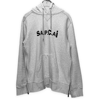 A.P.C. × sacai 21SS HOODIE TAIYO サイドジップデザインロゴプリントスウェットプルオーバーパーカー フーディ トップス 21E2-C0E0N-M27655 アーペーセー サカイ メンズ