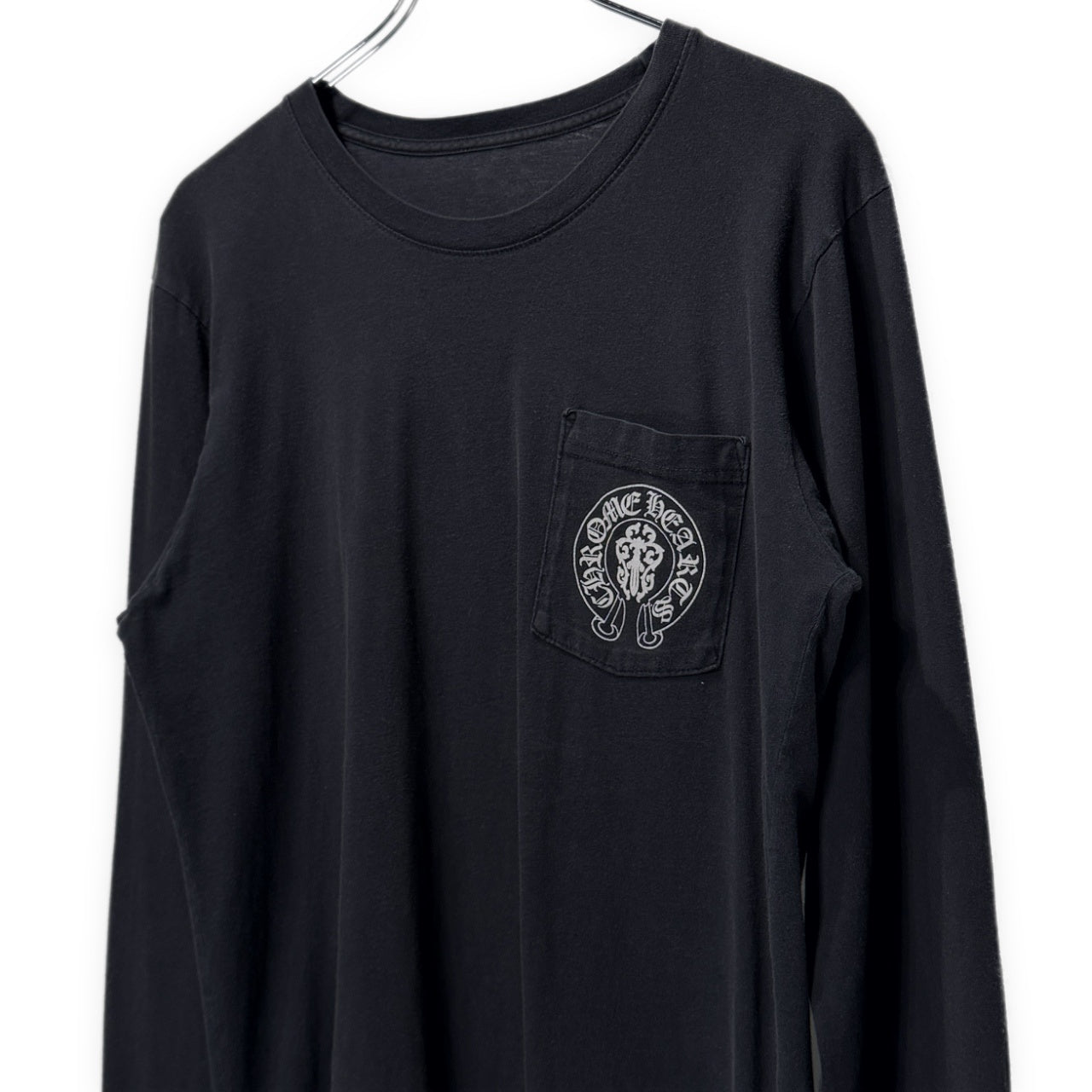 CHROME HEARTS American Flag Black Print Crewneck T-Shirt "Black/Red/Blue" アメリカ国旗風バックプリント袖リブポケットTシャツ Tee トップス 長袖 スクロールラベル ホースシュー クロムハーツ メンズ