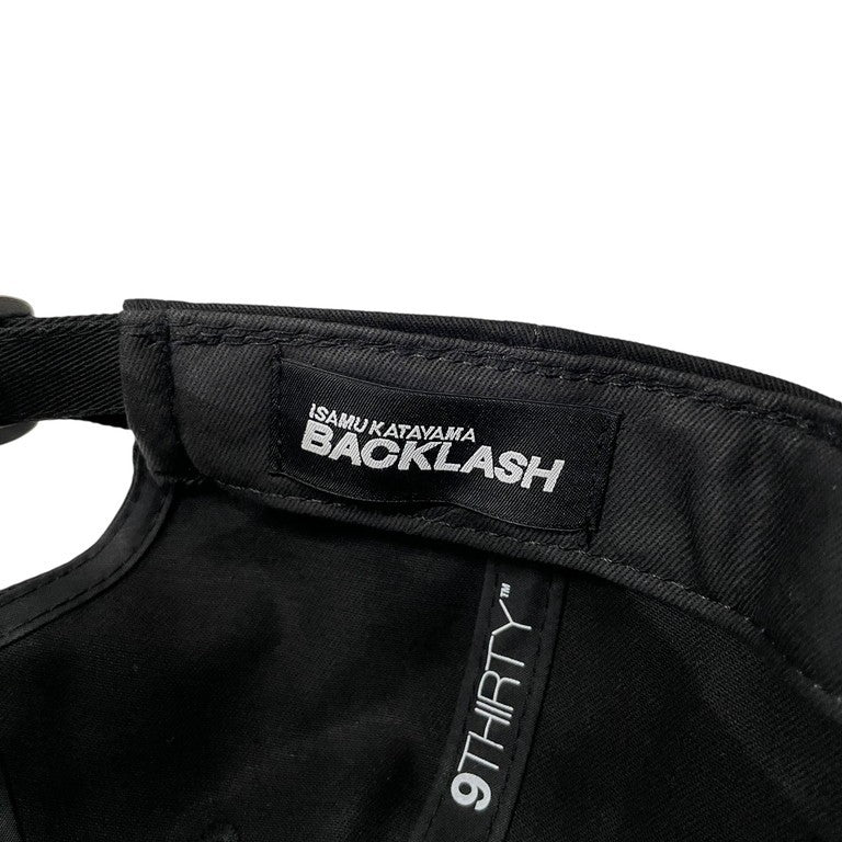 ISAMU KATAYAMA BACKLASH × YOHJI YAMAMOTO × NEW ERA 9THIRTYロゴ刺繡キャップ 帽子 ヘッドウェア イサムカタヤマバックラッシュ ヨウジヤマモトプールオム ニューエラ コラボ メンズ
