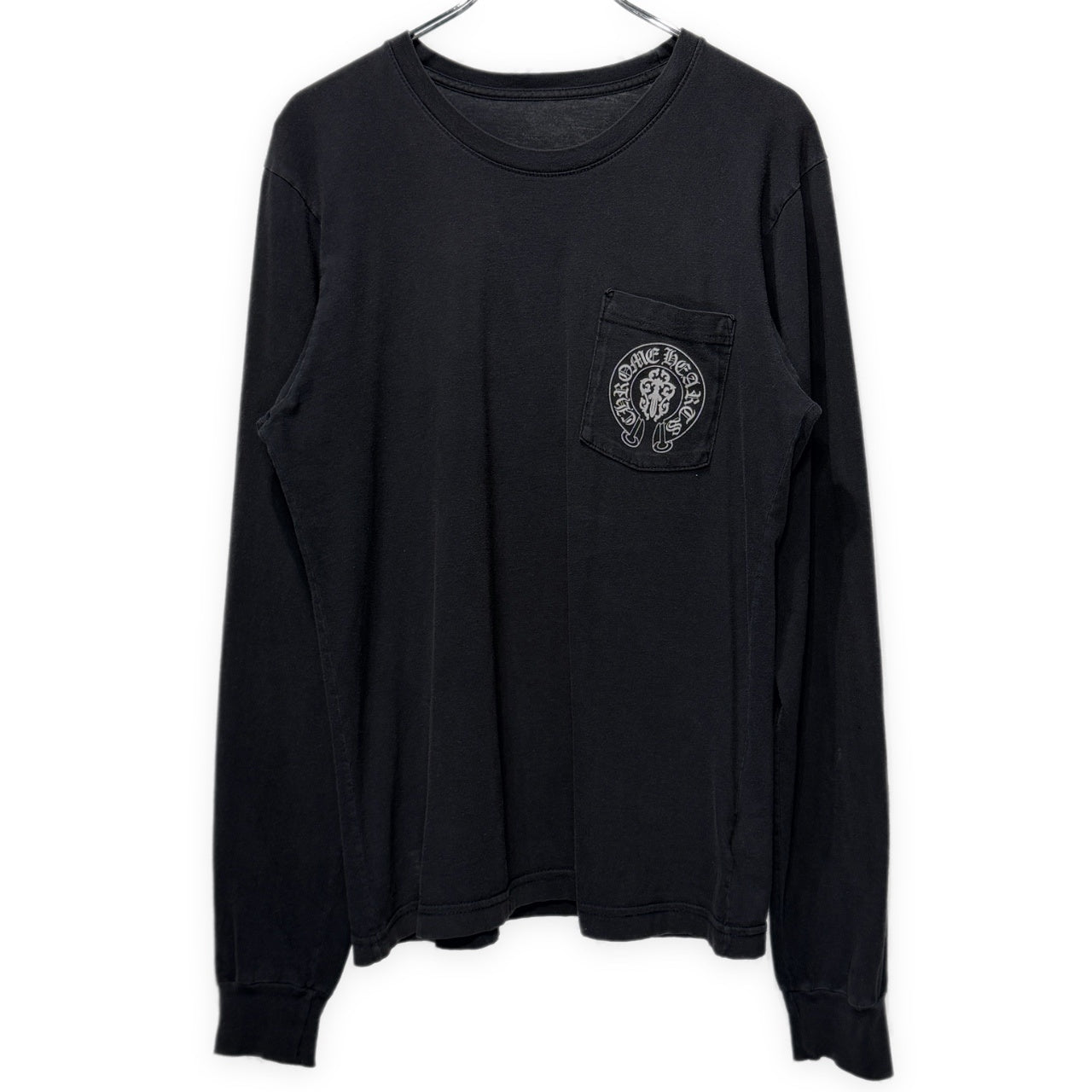 CHROME HEARTS American Flag Black Print Crewneck T-Shirt "Black/Red/Blue" アメリカ国旗風バックプリント袖リブポケットTシャツ Tee トップス 長袖 スクロールラベル ホースシュー クロムハーツ メンズ