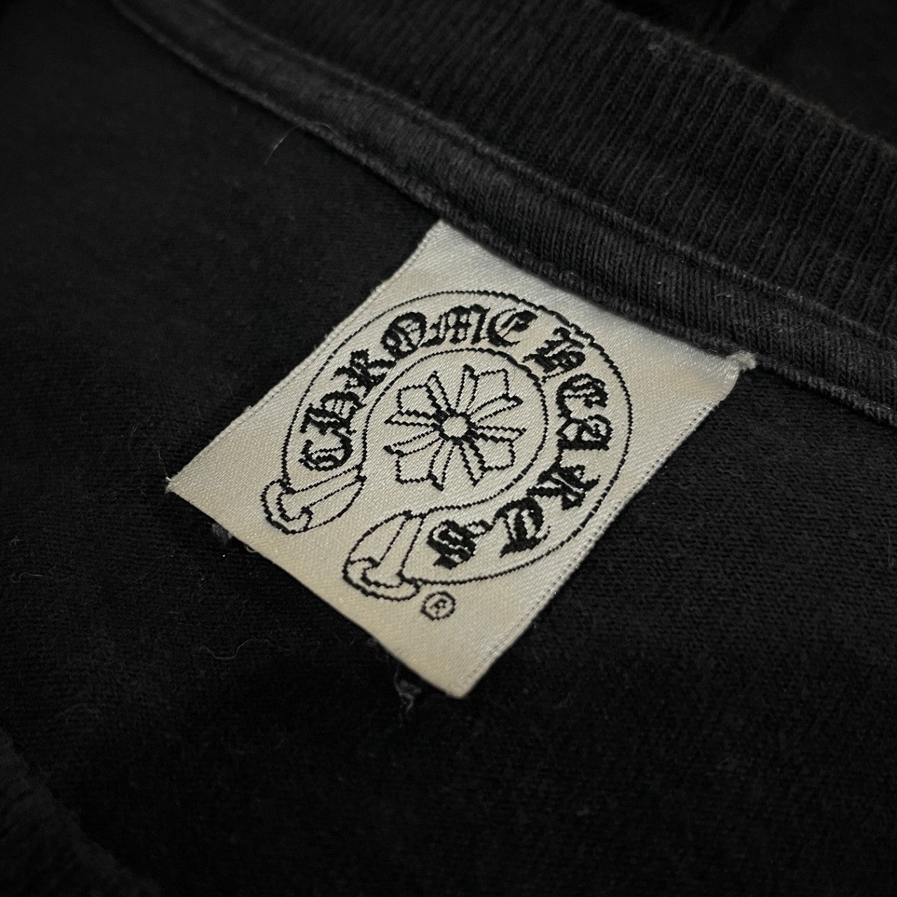 CHROME HEARTS × KYOSUKE HIMURO SOUL STANDING BY タイガー＆CHクロス＆スクロールラベルプリントロングスリーブTシャツ カットソー Tee T-shirt ロゴ 長袖 トップス クロムハーツ 氷室京介 メンズ レディース ユニセックス