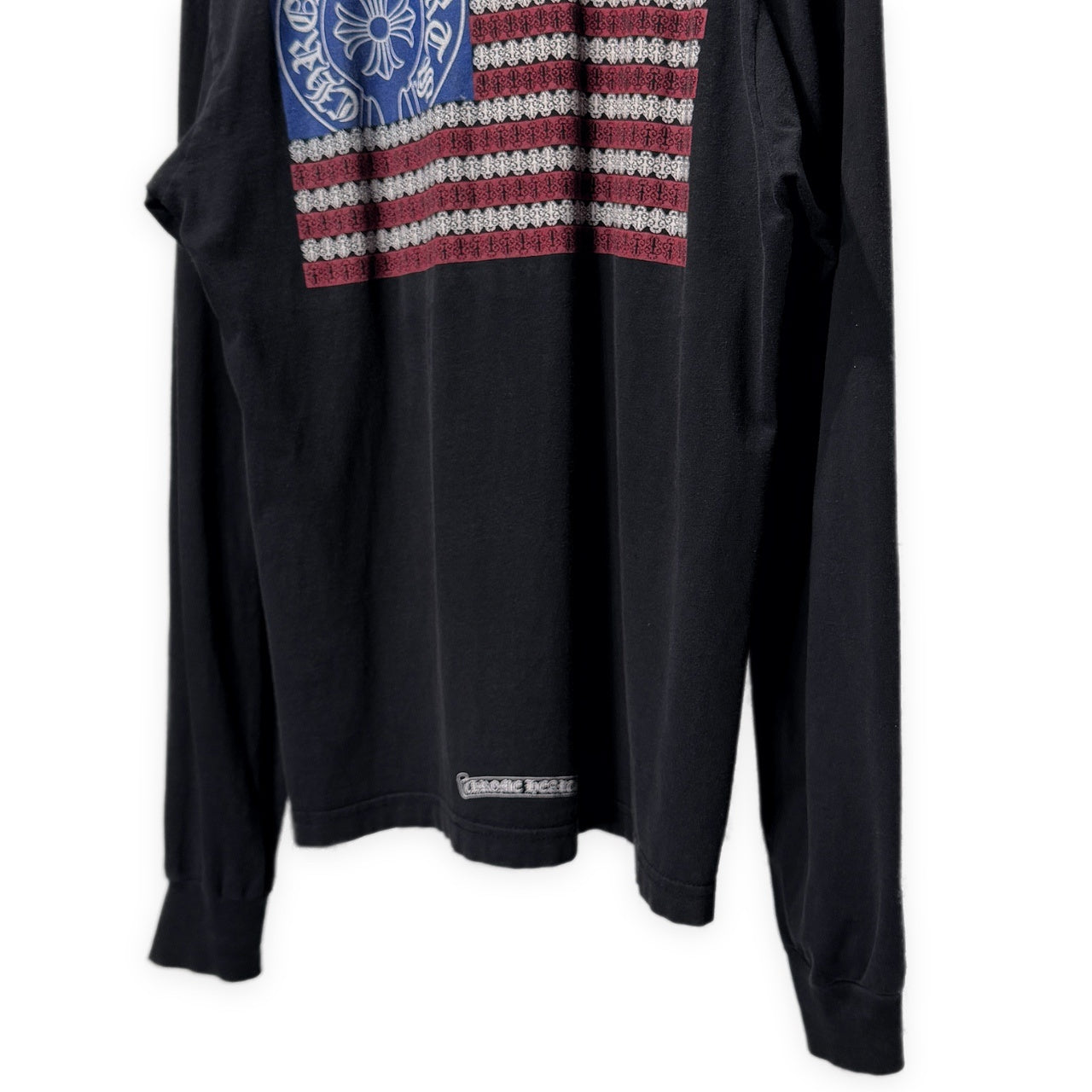 CHROME HEARTS American Flag Black Print Crewneck T-Shirt "Black/Red/Blue" アメリカ国旗風バックプリント袖リブポケットTシャツ Tee トップス 長袖 スクロールラベル ホースシュー クロムハーツ メンズ