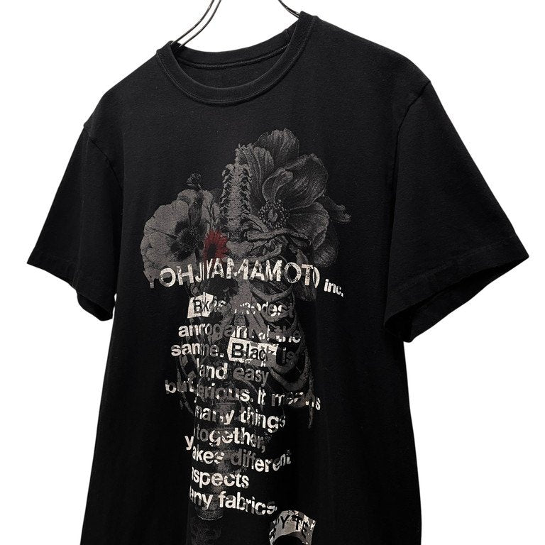 S'YTE Yohji Yamamoto ボーンフラワーメッセージプリントクルーネックカットソー Tシャツ Tee T-shirt 半袖 KUME.JP 久米繊維工業 トップス サイト ヨウジヤマモト メンズ レディース ユニセックス