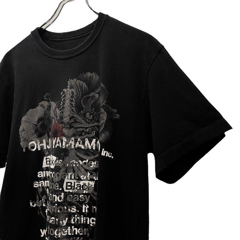 S'YTE Yohji Yamamoto ボーンフラワーメッセージプリントクルーネックカットソー Tシャツ Tee T-shirt 半袖 KUME.JP 久米繊維工業 トップス サイト ヨウジヤマモト メンズ レディース ユニセックス