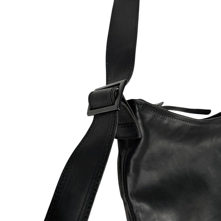 ISAMU KATAYAMA BACKLASH 23SS GUIDI CALF SHOULDER BAG グイディカーフレザーショルダーバッグ 鞄 カバン 143_08_BLK 定価69,300円 イサムカタヤマ バックラッシュ