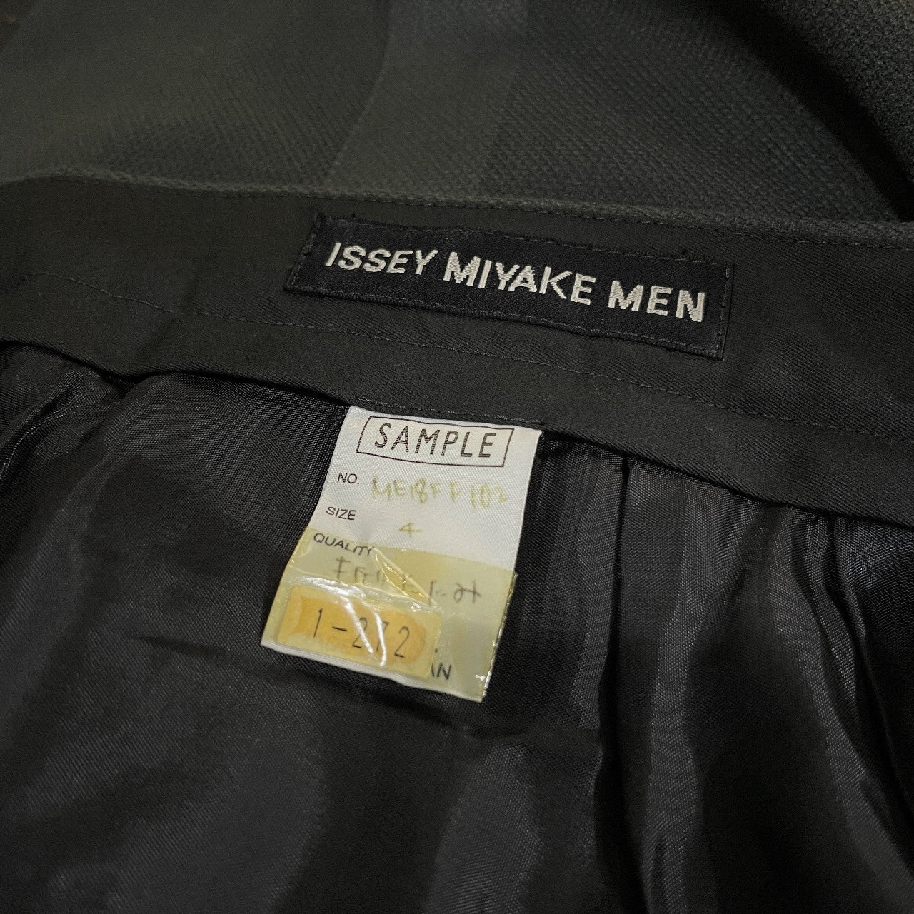 ISSEY MIYAKE MEN サイドラインプリント2タックワイドストレートパンツ ボトムス Archive イッセイミヤケ メン メンズ