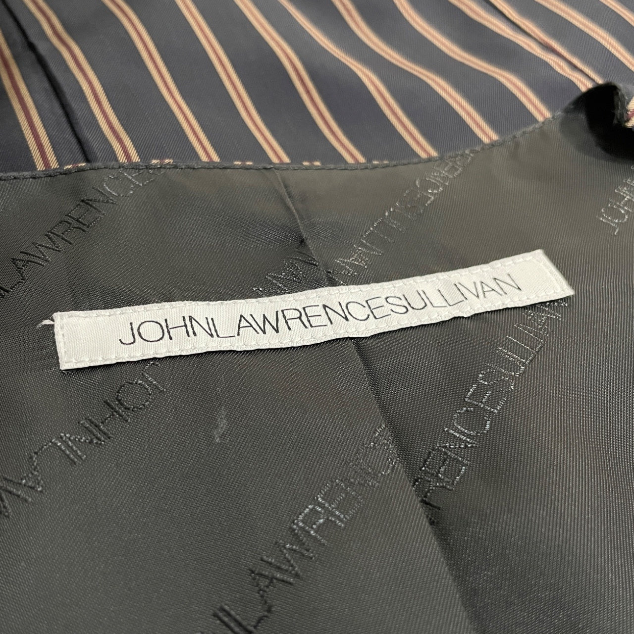 JOHN LAWRENCE SULLIVAN シルクサテンサイドジッププルオーバーノースリーブベスト トップス ストライプ ジョンローレンスサリバン メンズ