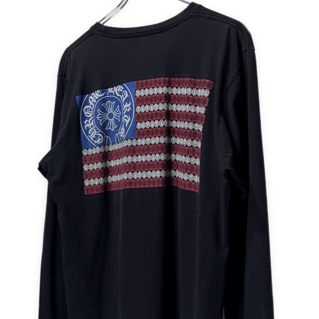CHROME HEARTS American Flag Black Print Crewneck T-Shirt "Black/Red/Blue" アメリカ国旗風バックプリント袖リブポケットTシャツ Tee トップス 長袖 スクロールラベル ホースシュー クロムハーツ メンズ
