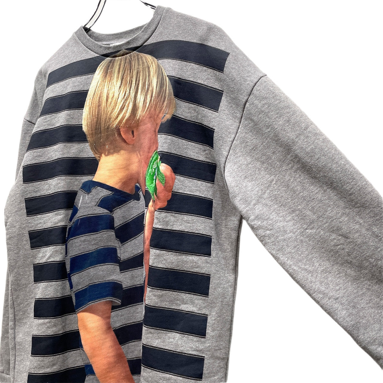 J.W. Anderson 23SS BOY WITH APPLE ボーイプリントアップル刺繍クルーネックスウェットシャツ ボーダー トップス トレーナー JW0069PG1225907 ジェイダブリューアンダーソン メンズ