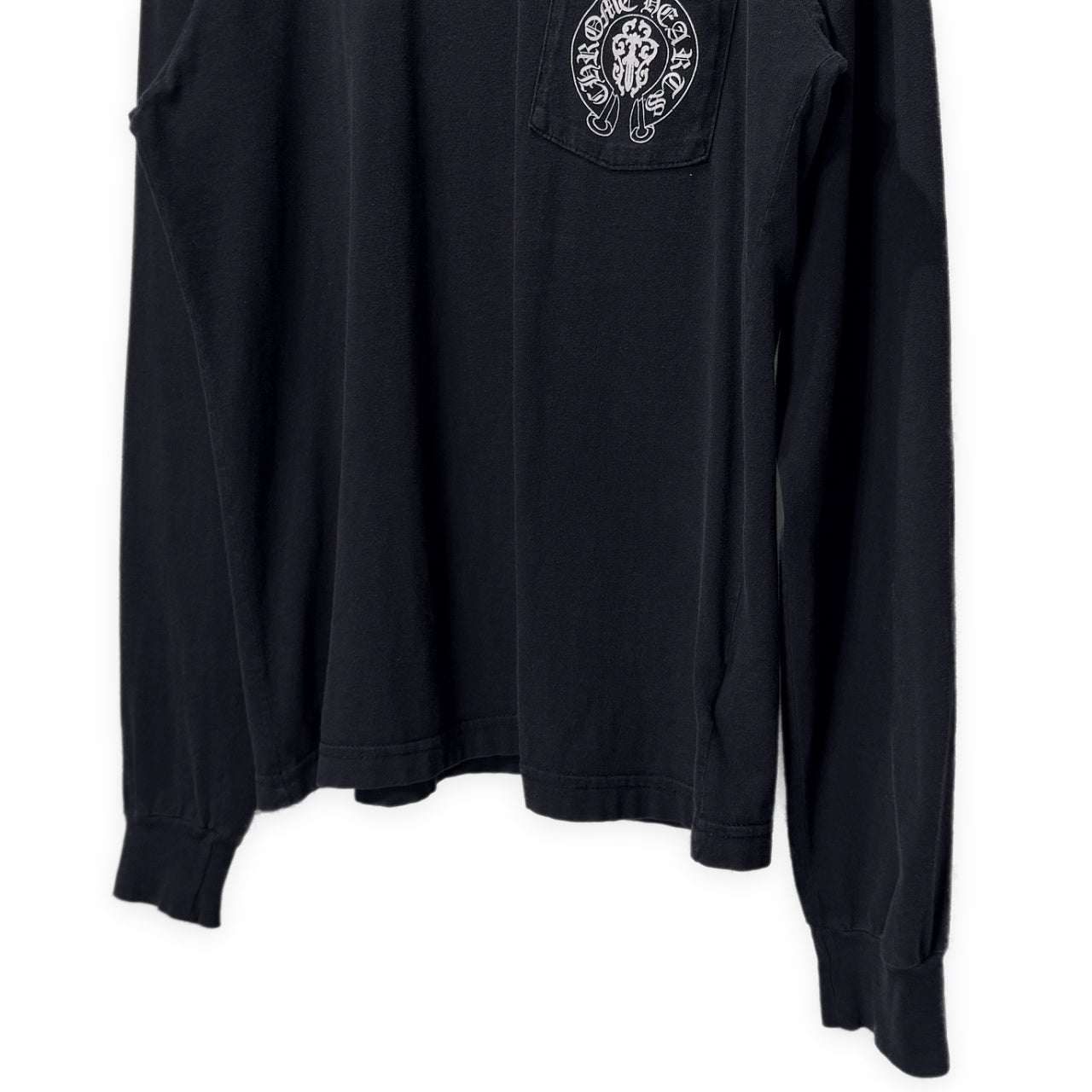 CHROME HEARTS American Flag Black Print Crewneck T-Shirt "Black/Red/Blue" アメリカ国旗風バックプリント袖リブポケットTシャツ Tee トップス 長袖 スクロールラベル ホースシュー クロムハーツ メンズ