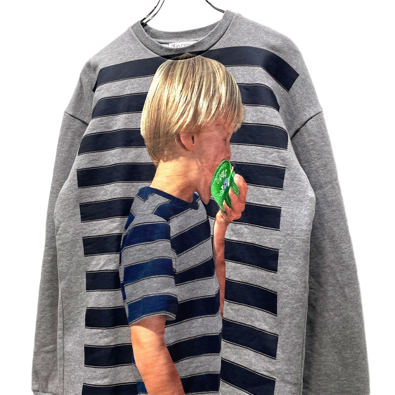 J.W. Anderson 23SS BOY WITH APPLE ボーイプリントアップル刺繍クルーネックスウェットシャツ ボーダー トップス トレーナー JW0069PG1225907 ジェイダブリューアンダーソン メンズ