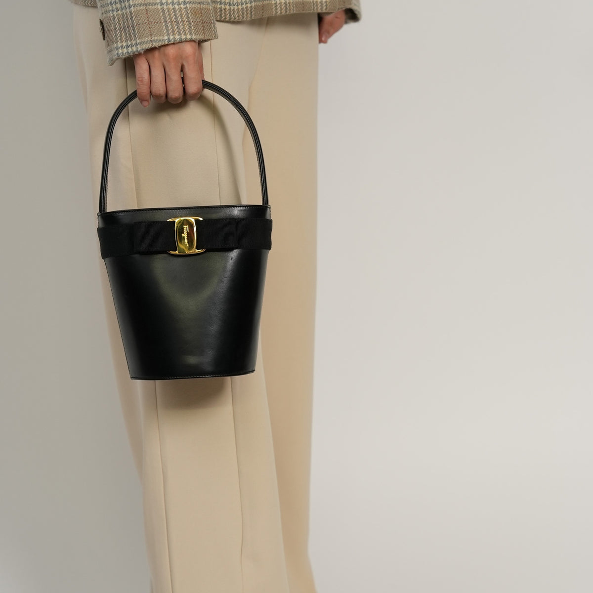 NEXT51｜CHER｜Salvatore Ferragamo ヴァラ バケツバッグ