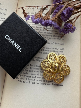 CHANEL 花ブローチ